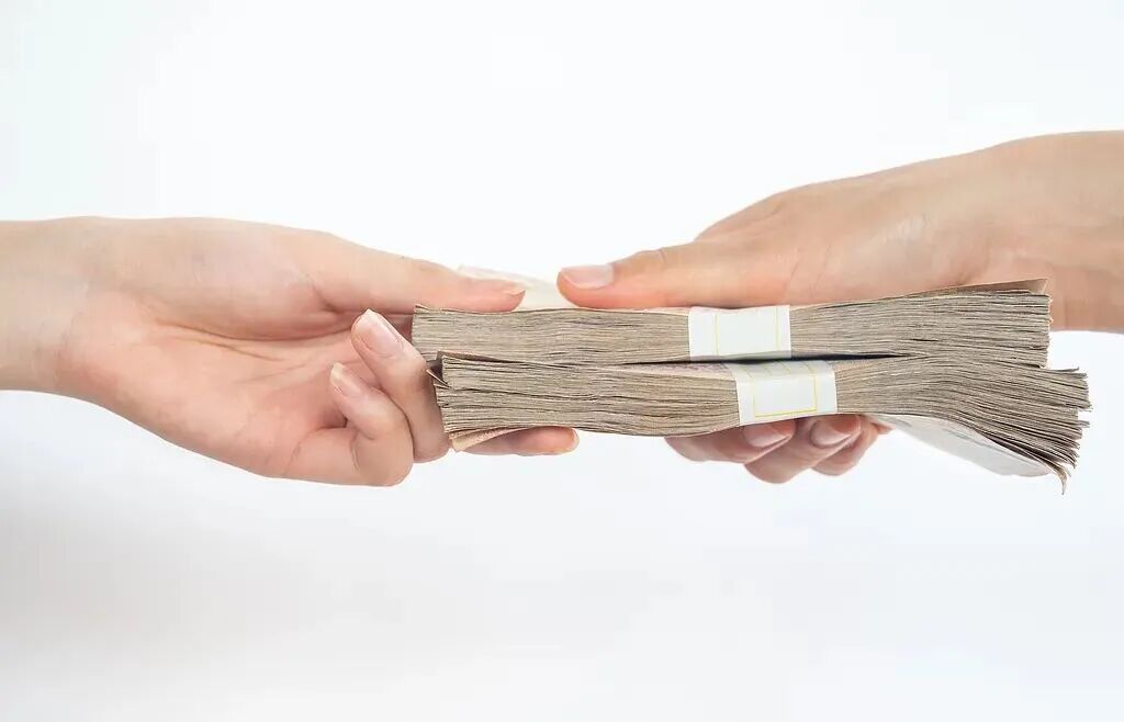 九旬老人将900多万元积蓄交给儿子，发现钱被花了后起诉要求归还，法院怎么判？