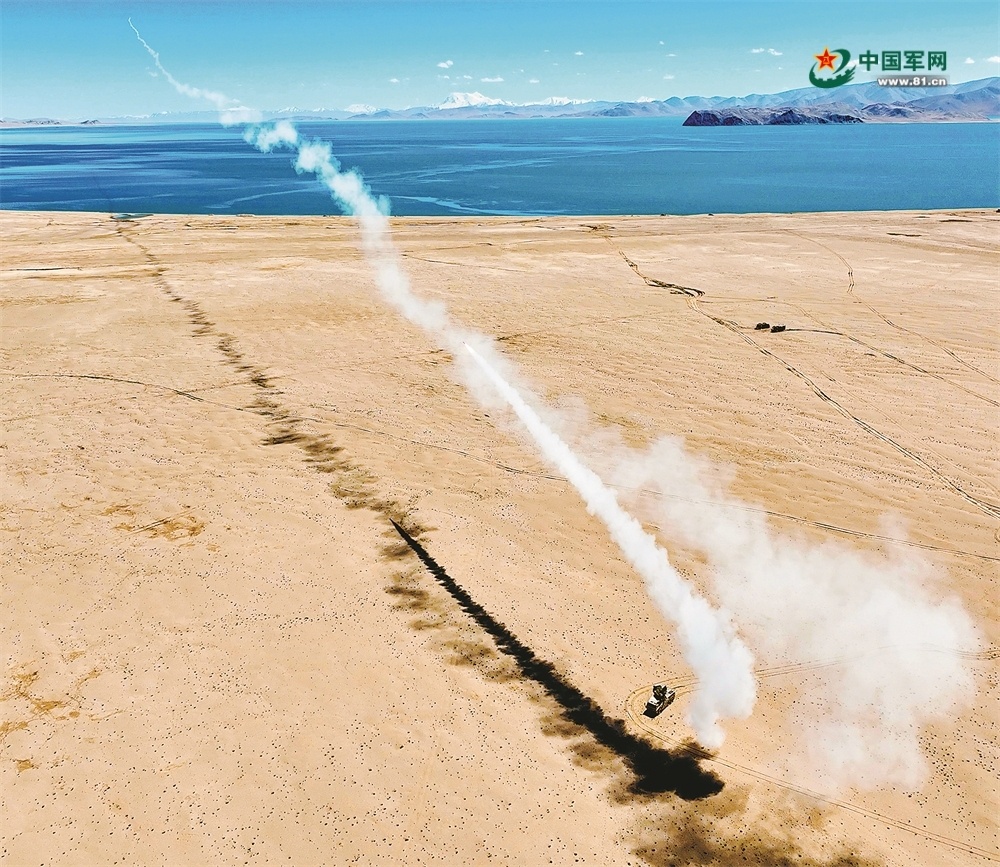 新疆军区某团防空分队实弹射击训练影像