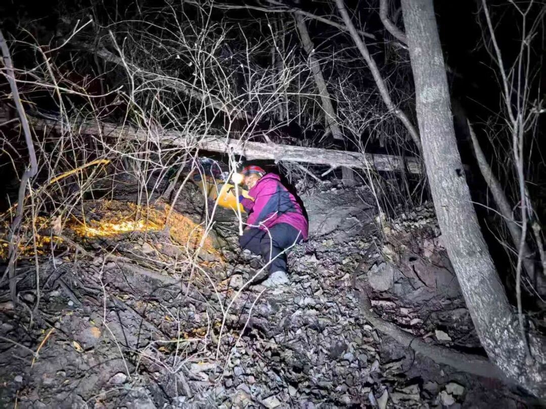 惊险！野山70°陡坡失足，女子跌落10米平台，怀柔消防紧急救援