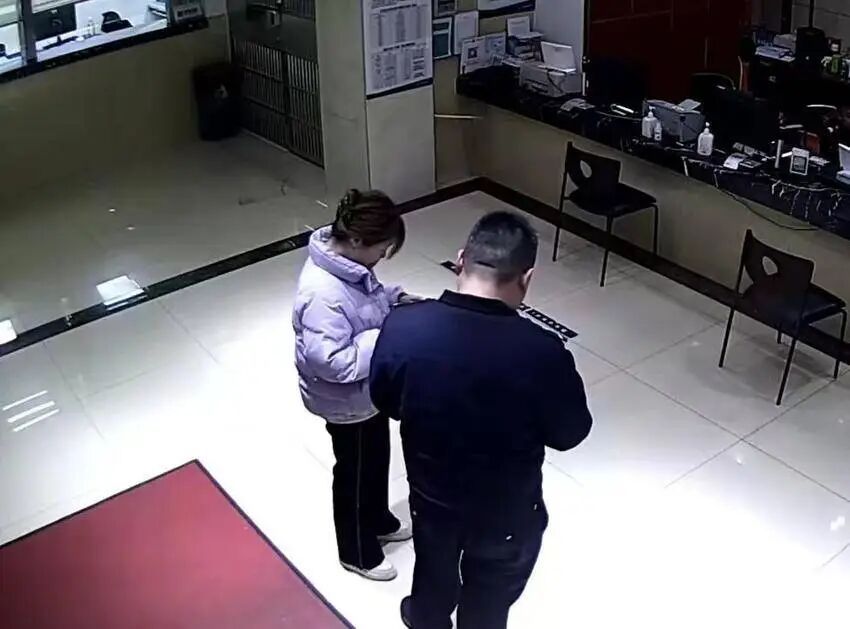 18元车费错付成一万八 辅警暖心相助全额追回