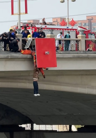 “你并不是想自杀，你只是需要有人安慰……”