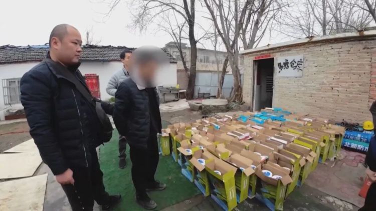 舅舅外甥双双落网!民警查获“笑气”500多罐 舅舅外甥双双落网!民警查获“笑气”500多罐