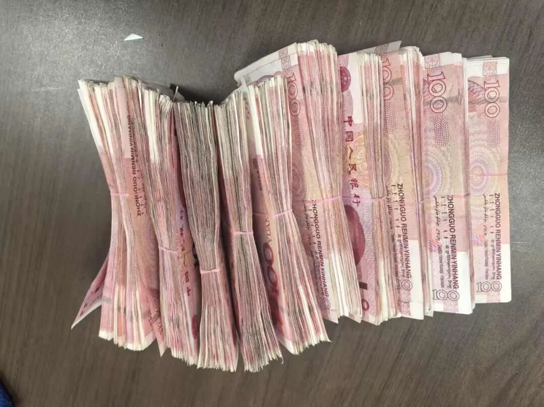 急！男子提着10万元现金去“解冻账户”……