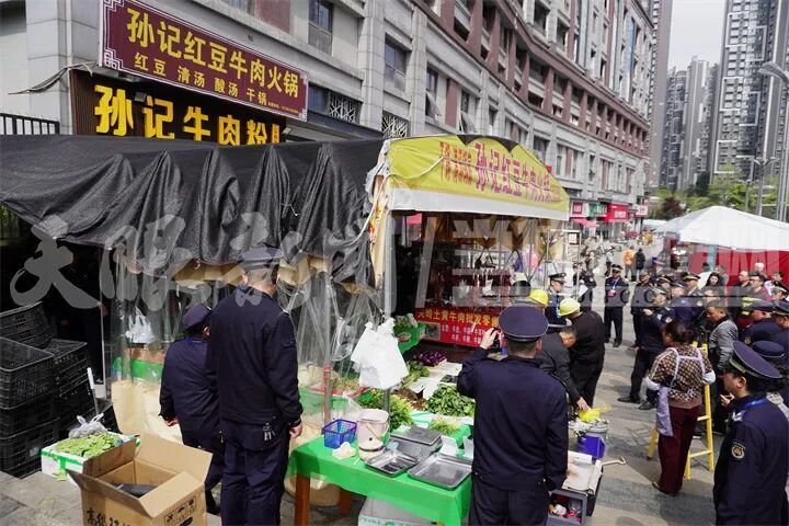“你拆我摆”？贵阳这家牛肉粉店反复占道，相关部门：定人定岗实施常态化管控