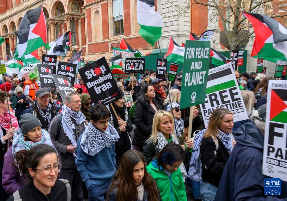 英国民众抗议美以军事行动