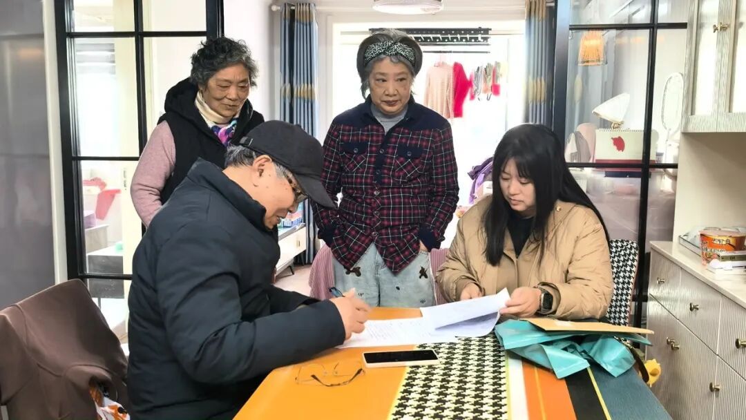 上海七旬爷叔临危受命，为给两个残疾侄女当监护人，他跑了整整两年，居委会回应→