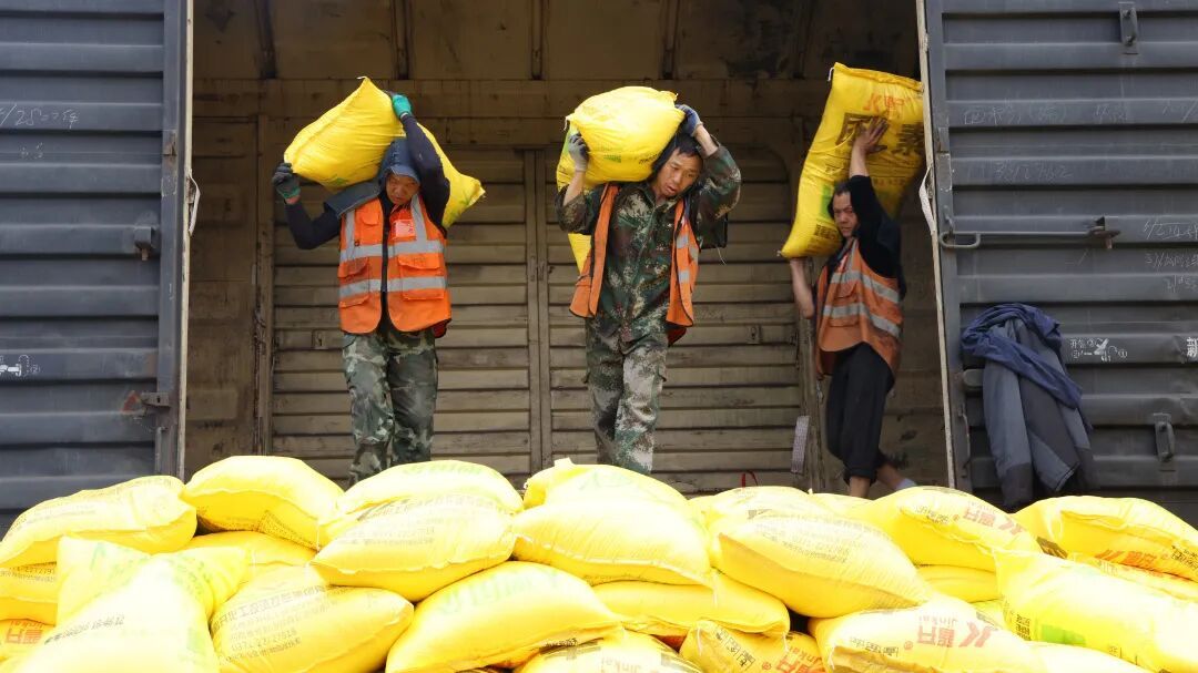 开辟绿色通道，铁路人这样争分夺秒！