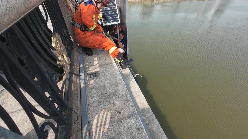 “你并不是想自杀，你只是需要有人安慰……”