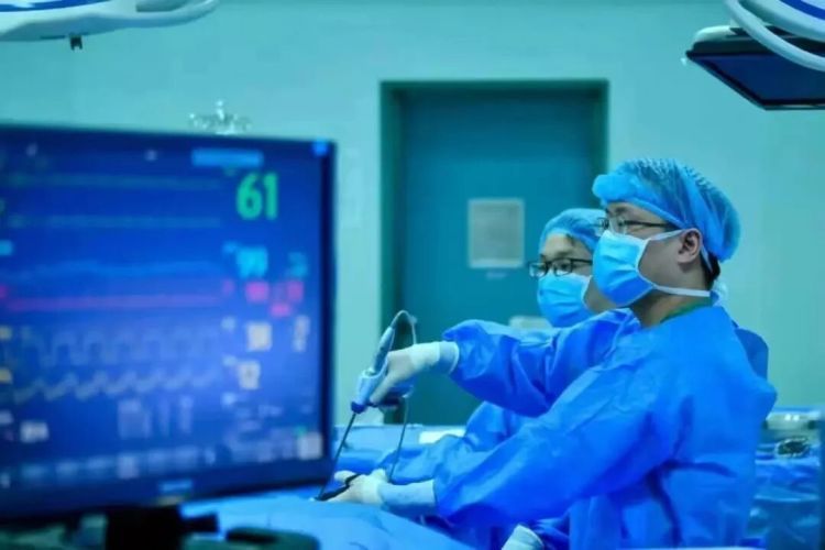 面对千里求医却没挂上号的患者，他蹲在地上查看CT