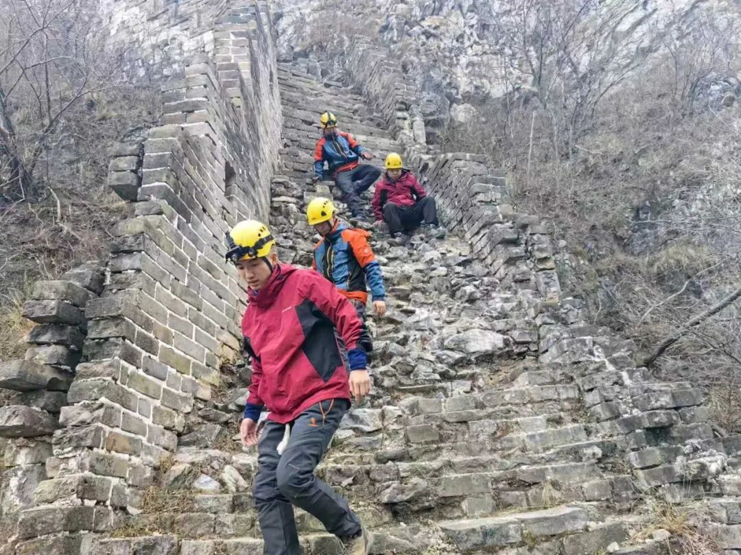 惊险！野山70°陡坡失足，女子跌落10米平台，怀柔消防紧急救援