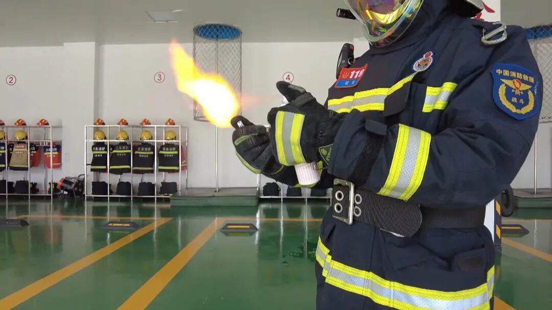 中控台烧出大洞 这些物件别放车里…… 中控台烧出大洞 这些物件别放车里……