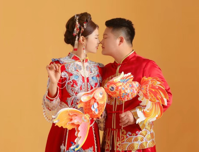 吸粪车婚车队 全球第一个！上班开粪车下班开奔驰的小伙结婚了