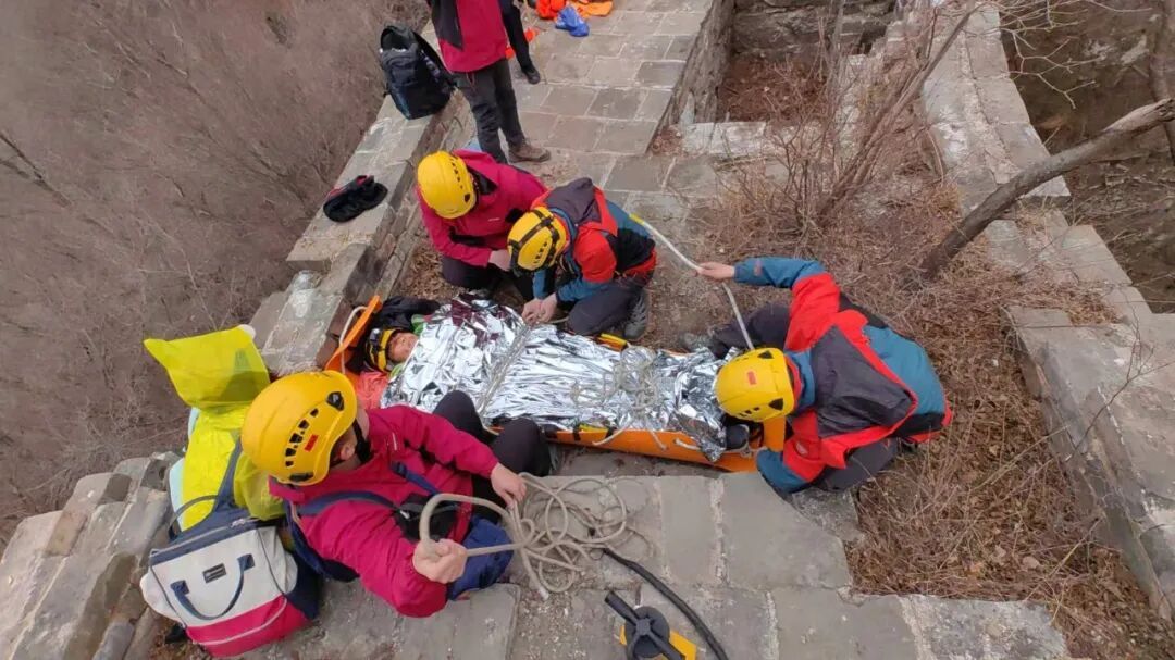 惊险！野山70°陡坡失足，女子跌落10米平台，怀柔消防紧急救援