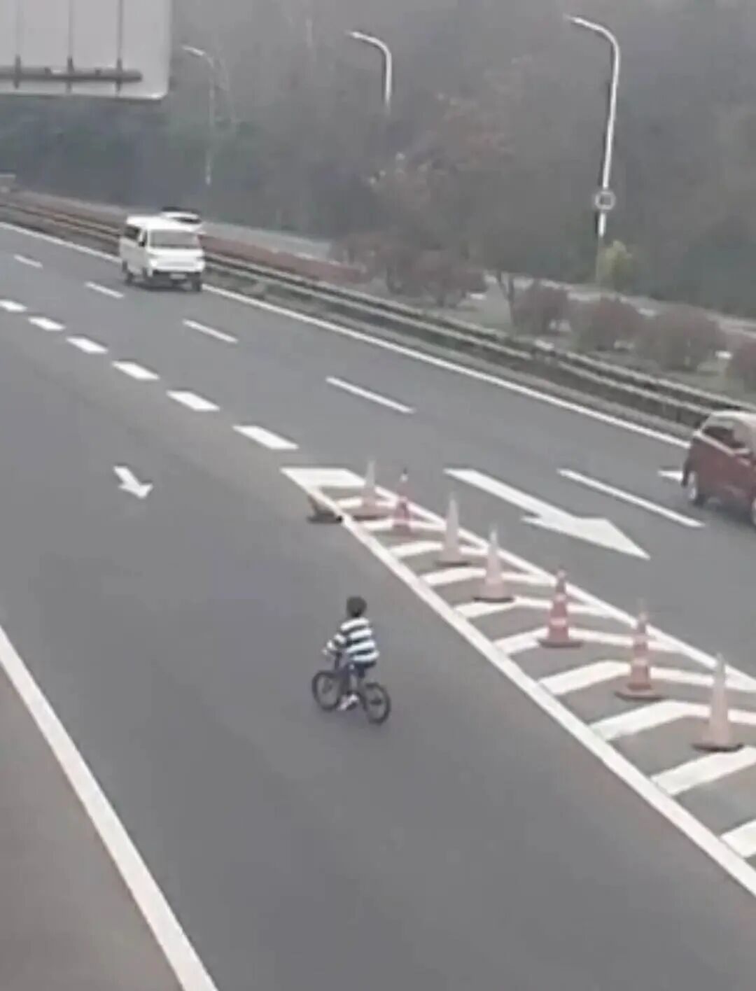 太惊险！5岁萌娃骑车逆行上高速！