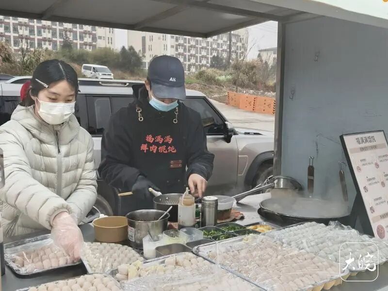 安徽大学生情侣在南昌旅游发现商机，返校后摆摊卖馄饨日入过千