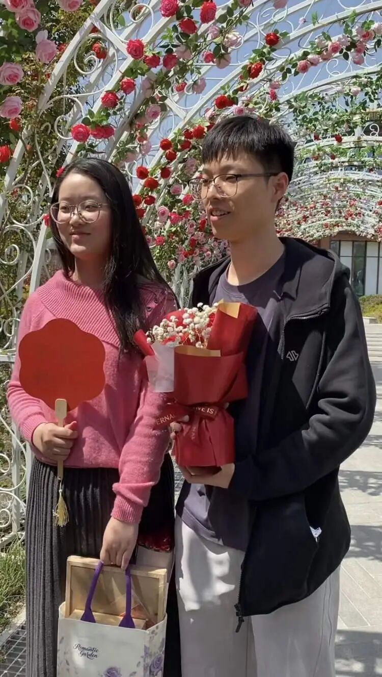 上海首个森林公园里的婚姻登记点启用，多对新人从市区赶来这里领证