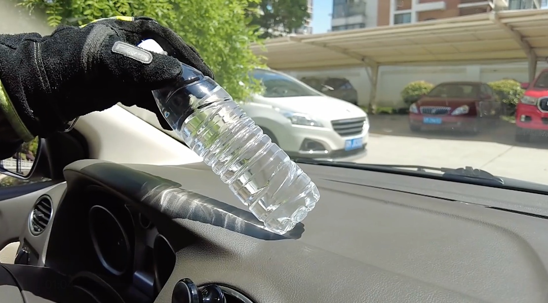 中控台烧出大洞 这些物件别放车里…… 中控台烧出大洞 这些物件别放车里……