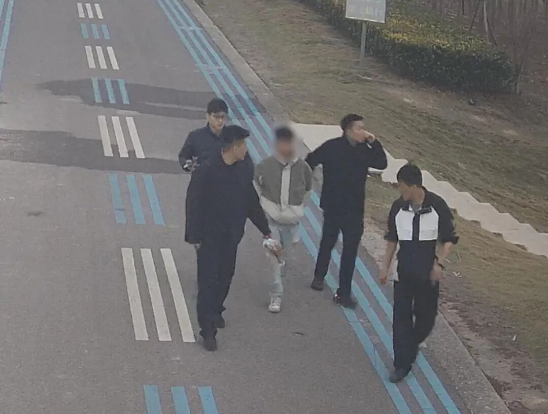 急！男子提着10万元现金去“解冻账户”……