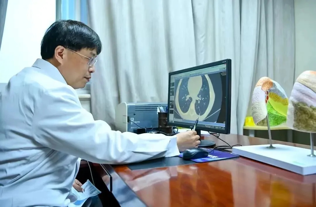 千里求医却没挂上号，主任医师直接蹲在地上给她看CT