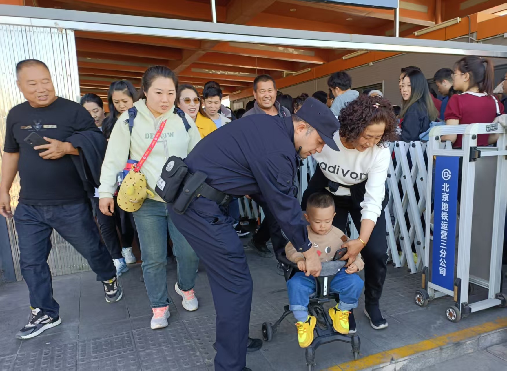 守护春日群众出行路 北京公交警方织密公共交通“安全网”