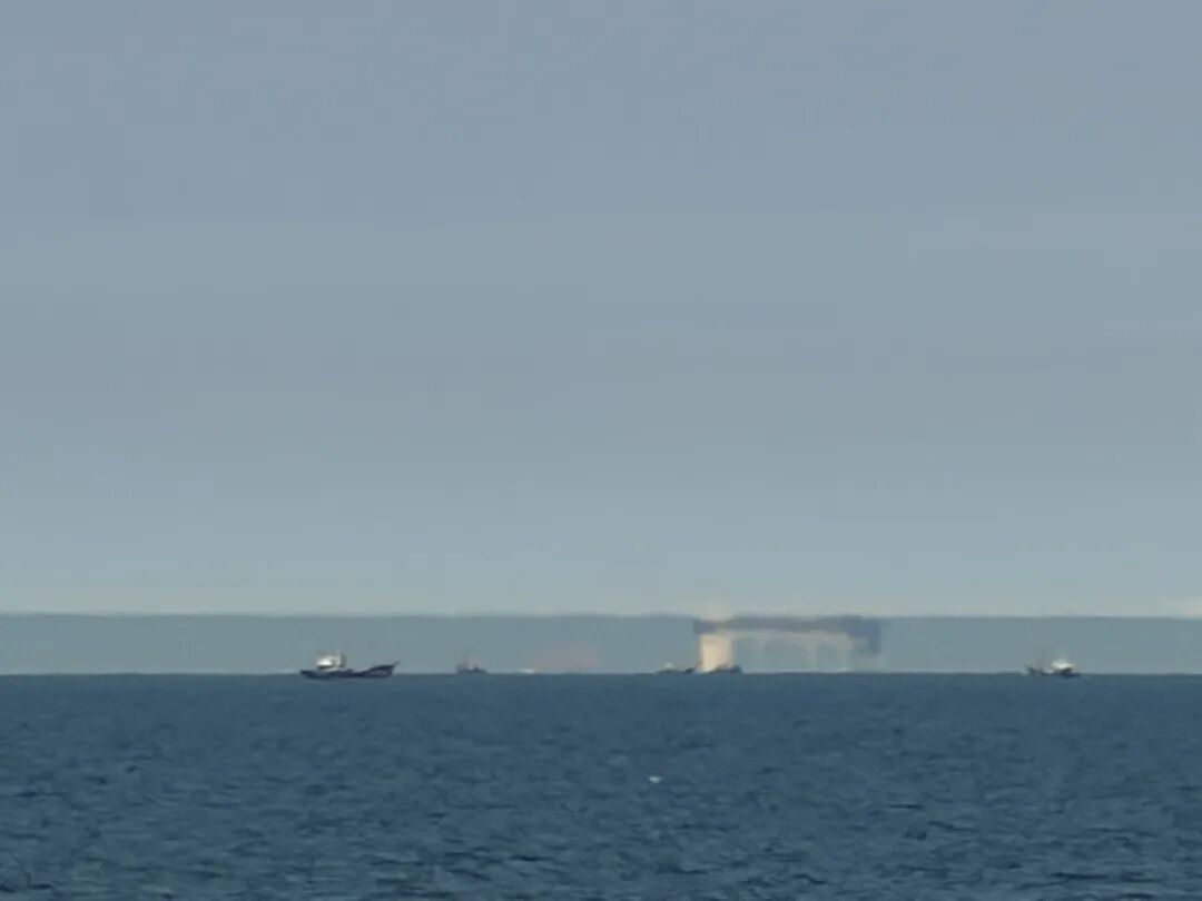 罕见 | 阿那亚出现“带状”海市蜃楼景观！