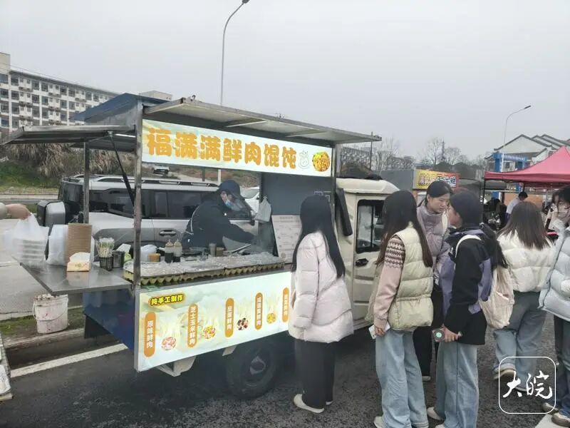 安徽大学生情侣在南昌旅游发现商机，返校后摆摊卖馄饨日入过千