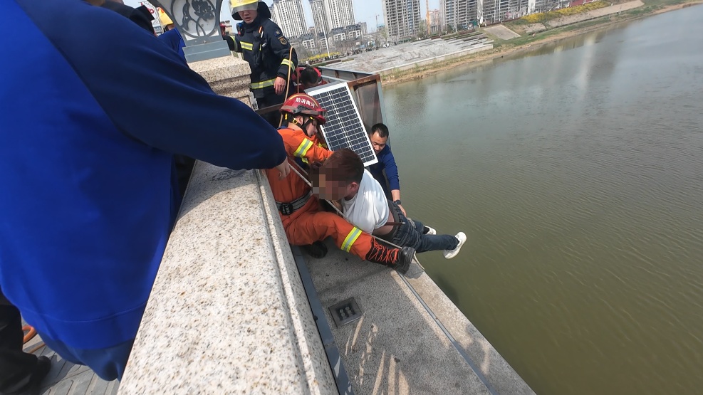 “你并不是想自杀，你只是需要有人安慰……”