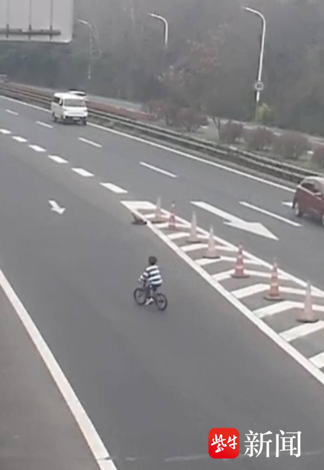 5岁萌娃独自骑车上高速，“金陵飞鹰”跟踪、热心路人拦截