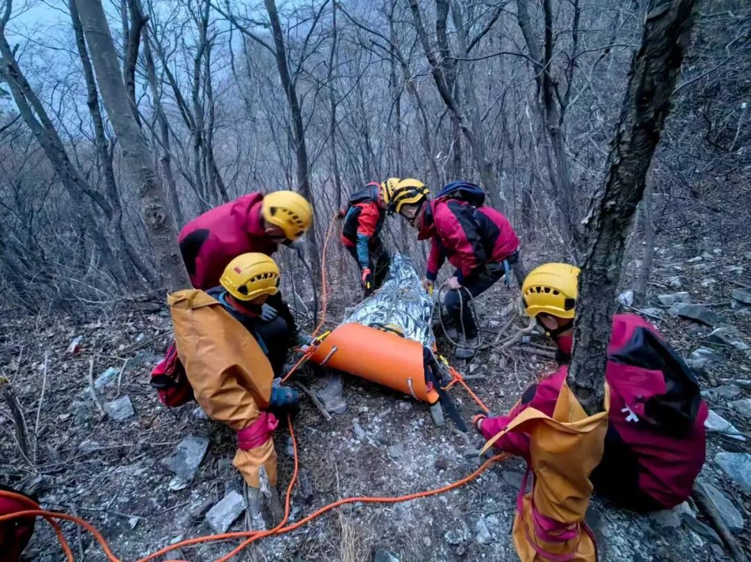 惊险！野山70°陡坡失足，女子跌落10米平台，怀柔消防紧急救援