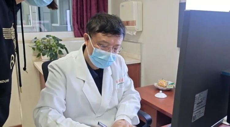 面对千里求医却没挂上号的患者，他蹲在地上查看CT