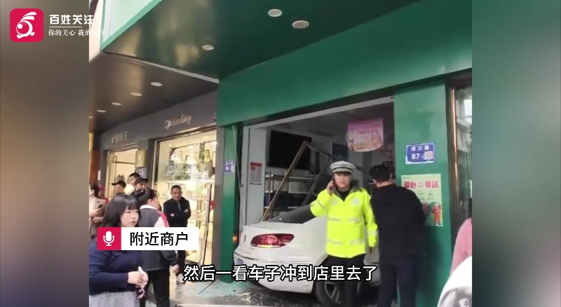 疑似错把油门当刹车，一轿车撞飞护栏冲进沿街商铺