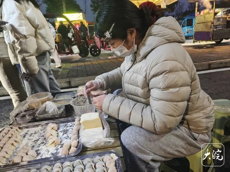 安徽大学生情侣在南昌旅游发现商机，返校后摆摊卖馄饨日入过千