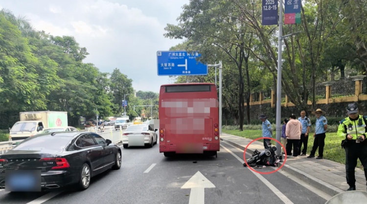 广州一“电鸡”与公交车发生碰撞，车主倒地，交警：“电鸡”全责，非法改装还严重超速
