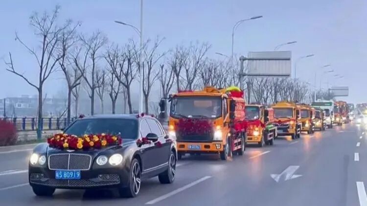 吸粪车婚车队 全球第一个！上班开粪车下班开奔驰的小伙结婚了