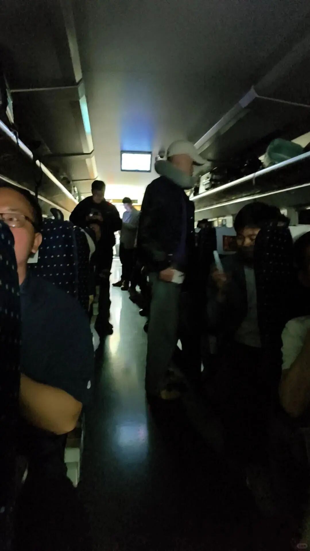 D3665次列车被困隧道超3小时，停水停电！孩子在车厢被热哭…回应来了