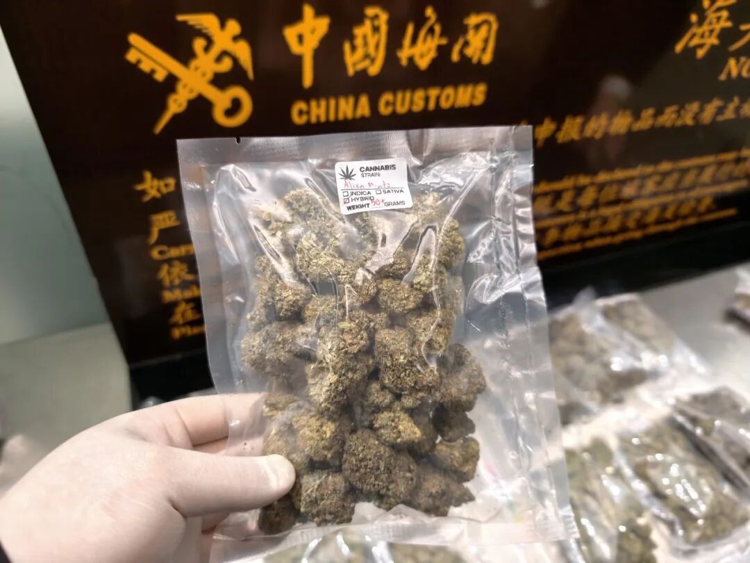 整整18袋，强烈刺鼻气味！每袋都清楚印着...网友：这么大胆吗？