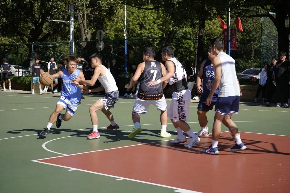 一到下午4:30，教学楼“上锁”，大学生全被“请”出教室，为啥？