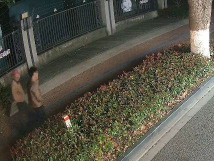 凌晨浙江街头，两个瘦子走着走着，肚子突然“胖了”！有猫腻…