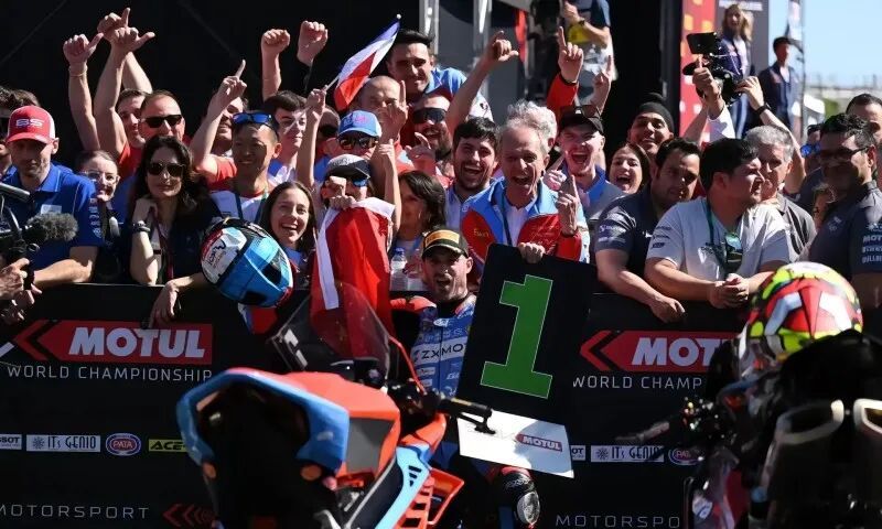 现实版飞驰人生！国产摩托“张雪机车”领先4秒夺冠！打破欧美日数十年垄断