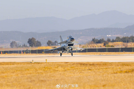 转存收藏！空军战机大片上新了