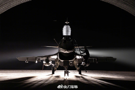 转存收藏！又被咱家战机大片帅到了