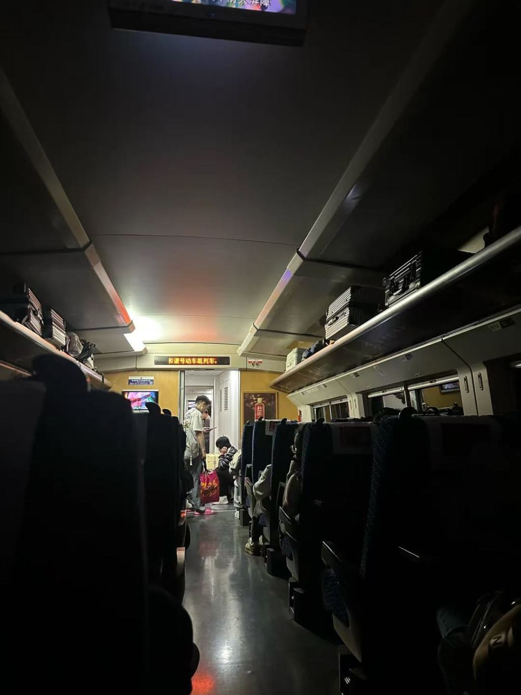 广铁致歉受强降雨龙卷风影响部分列车晚点，乘客讲述隧道内停车断电4小时经历