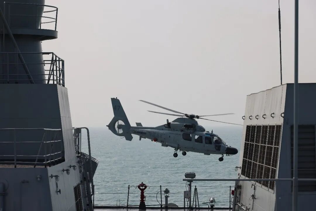 南海某海域，登陆舰编队实战化训练→