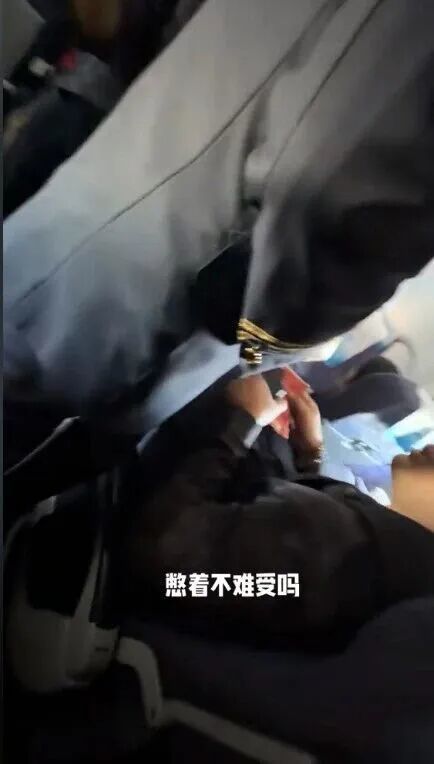 “憋着不难受吗？”一乘客飞机上吸烟，落地后被当地警方带走！川航回应