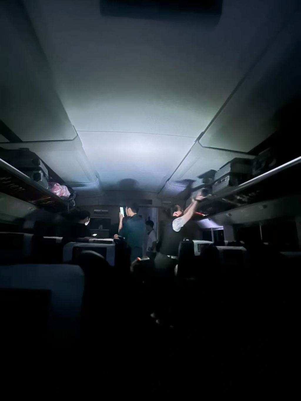 广铁致歉受强降雨龙卷风影响部分列车晚点，乘客讲述隧道内停车断电4小时经历