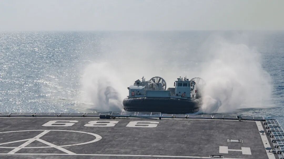 南海某海域，登陆舰编队实战化训练→