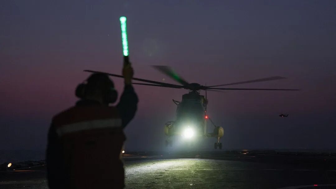 南海某海域，登陆舰编队实战化训练→