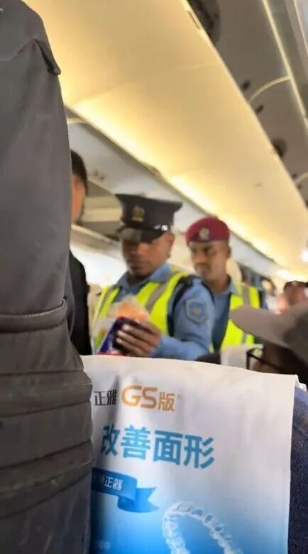 “憋着不难受吗？”一乘客飞机上吸烟，落地后被当地警方带走！川航回应