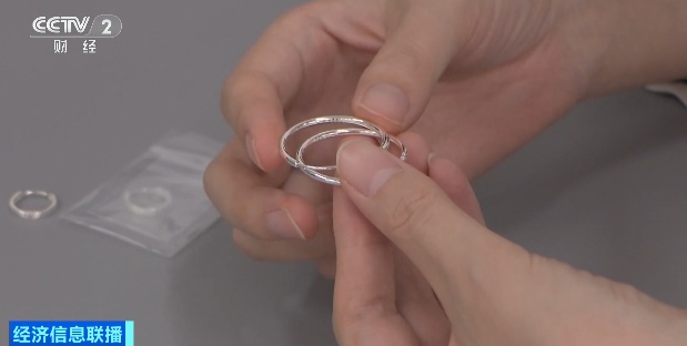 银价高位直播间 “捡漏”?山东一女子138元买足银镯,检测含银仅1.66% 银价高位直播间 “捡漏”?山东一女子138元买足银镯,检测含银仅1.66%