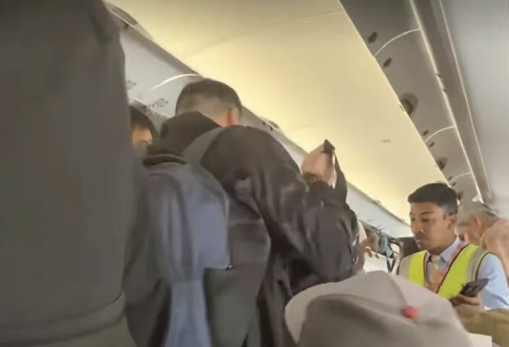 一旅客竟在航班上吸烟!触发警报,航司回应 一旅客竟在航班上吸烟!触发警报,航司回应